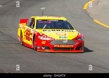 Loudon, NH, USA. 12 juillet, 2013. Loudon, NH - 12 juil 2013 : Joey Lagano (22) apporte sa voiture de course à travers les virages au cours d'une session pratique pour le Camping World RV Sales 301 course sur le New Hampshire Motor Speedway de Loudon, NH. Credit : csm/Alamy Live News Banque D'Images