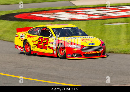 Loudon, NH, USA. 12 juillet, 2013. Loudon, NH - 12 juil 2013 : Joey Lagano (22) apporte sa voiture de course à travers les virages au cours d'une session pratique pour le Camping World RV Sales 301 course sur le New Hampshire Motor Speedway de Loudon, NH. Credit : csm/Alamy Live News Banque D'Images