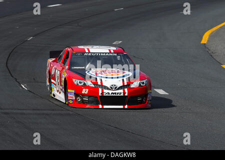 Loudon, NH, USA. 12 juillet, 2013. Loudon, NH - 12 juil 2013 : David Reutimann (83) apporte sa voiture de course à travers les virages au cours d'une session pratique pour le Camping World RV Sales 301 course sur le New Hampshire Motor Speedway de Loudon, NH. Credit : csm/Alamy Live News Banque D'Images