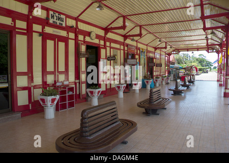 La plate-forme principale à gare de hua hin dans la province de Prachuap Khiri Khan, Thaïlande Banque D'Images