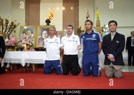 Bangkok, Thaïlande. 12 juillet 2013. Gestionnaire de Chelsea Jose Mourinho et joueur de football de Chelsea Frank Lampard posant près du portrait du roi et de la Reine de Thaïlande . L'équipe de football de première division anglaise de Chelsea est arrivée à Bangkok à l'aéroport de Suvarnabhumi. La Chelsea jouera un match d'exhibition contre Singha au XI All-Star National Rajamangala Stadium à Bangkok. Un Sahakorn Crédit : Piti/Alamy Live News Banque D'Images