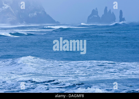 Rock de Reynisdrangar aiguilles dans la côte, l'Islande, Dyrholaey Banque D'Images