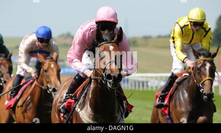 Newmarket, Suffolk, USA. 12 juillet, 2013. Lucky Kristale (no. 5), monté par Tom Queally et formé par George Margarson, remporte le groupe 2 de la duchesse de Cambridge Enjeux pour les pouliches de deux ans le 12 juillet 2013 à Newmarket Racecourse à Newmarket, Suffolk, Royaume-Uni. Credit : Bob Mayberger ZUMAPRESS.com/Alamy/Eclipse/Live News Banque D'Images