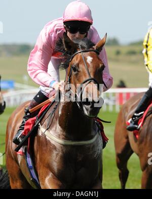 Newmarket, Suffolk, USA. 12 juillet, 2013. Lucky Kristale (no. 5), monté par Tom Queally et formé par George Margarson, remporte le groupe 2 de la duchesse de Cambridge Enjeux pour les pouliches de deux ans le 12 juillet 2013 à Newmarket Racecourse à Newmarket, Suffolk, Royaume-Uni. Credit : Bob Mayberger ZUMAPRESS.com/Alamy/Eclipse/Live News Banque D'Images