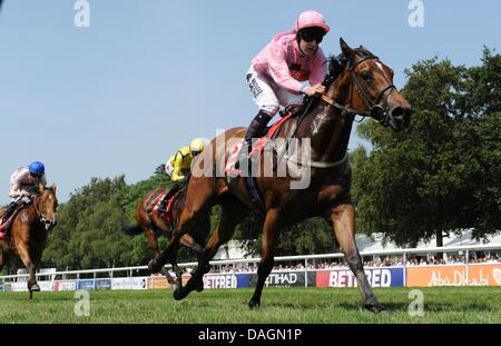 Newmarket, Suffolk, USA. 12 juillet, 2013. Lucky Kristale (no. 5), monté par Tom Queally et formé par George Margarson, remporte le groupe 2 de la duchesse de Cambridge Enjeux pour les pouliches de deux ans le 12 juillet 2013 à Newmarket Racecourse à Newmarket, Suffolk, Royaume-Uni. Credit : Bob Mayberger ZUMAPRESS.com/Alamy/Eclipse/Live News Banque D'Images