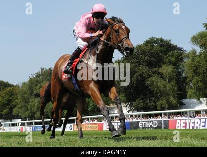 Newmarket, Suffolk, USA. 12 juillet, 2013. Lucky Kristale (no. 5), monté par Tom Queally et formé par George Margarson, remporte le groupe 2 de la duchesse de Cambridge Enjeux pour les pouliches de deux ans le 12 juillet 2013 à Newmarket Racecourse à Newmarket, Suffolk, Royaume-Uni. Credit : Bob Mayberger ZUMAPRESS.com/Alamy/Eclipse/Live News Banque D'Images