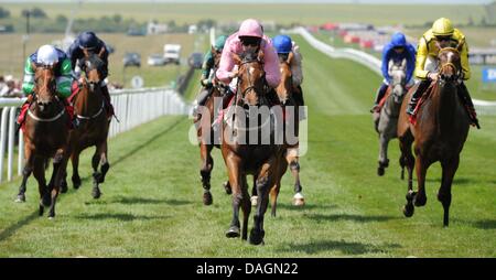 Newmarket, Suffolk, USA. 12 juillet, 2013. Lucky Kristale (no. 5), monté par Tom Queally et formé par George Margarson, remporte le groupe 2 de la duchesse de Cambridge Enjeux pour les pouliches de deux ans le 12 juillet 2013 à Newmarket Racecourse à Newmarket, Suffolk, Royaume-Uni. Credit : Bob Mayberger ZUMAPRESS.com/Alamy/Eclipse/Live News Banque D'Images