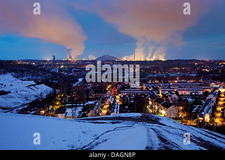 Vue du talon pour Rungenberg Scholven power station dans la lumière du soir en hiver, en Allemagne, en Rhénanie du Nord-Westphalie, région de la Ruhr, Bochum Banque D'Images