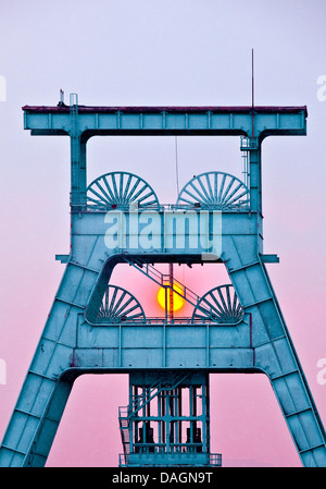 Coal Mine Ewald avec double-pont sur chevalet chevalement sur l'arbre 7 au coucher du soleil, de l'Allemagne, en Rhénanie du Nord-Westphalie, Ruhr, Herten Banque D'Images