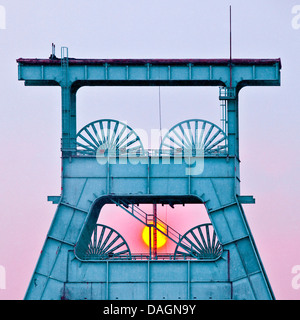 Coal Mine Ewald avec double-pont sur chevalet chevalement sur l'arbre 7 au coucher du soleil, de l'Allemagne, en Rhénanie du Nord-Westphalie, Ruhr, Herten Banque D'Images