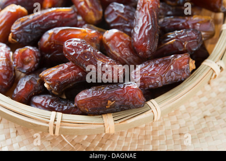 Dates des fruits. Pile de fruits frais ou secs ce jour dans un panier. Banque D'Images