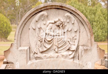 Gros plan sur la sculpture d'ange ailée de pierre tombale Banque D'Images