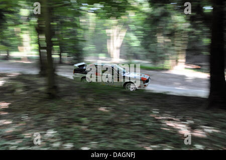 Audi Quattro voiture de rallye à travers la forêt à grande vitesse. Le festival Goodwood de la vitesse Banque D'Images