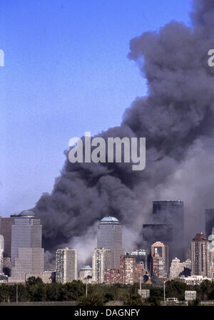 11 septembre 2001 - New York, New York, États-Unis - une épaisse colonne de fumée noire et de débris s'élève au-dessus de la partie basse de Manhattan à partir de la tombée de 110 étages Twin Towers du World Trade Center après les terroristes s'est écrasé deux avions détournés en eux le 11 septembre 2001. Photographié à partir de l'autre côté de la rivière Hudson dans le New Jersey. (Crédit Image : © Arnold Drapkin/ZUMAPRESS.com) Banque D'Images