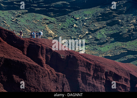 Les touristes sur l'affichage à la plate-forme à Charco de los ciclos crater lake, Canaries, Lanzarote, El Golfo Banque D'Images