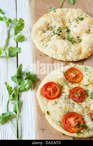 Focaccia aux tomates et fines herbes, Close up Banque D'Images