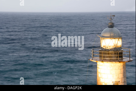 Phare allumé à la tombée de Santa Catalina à Lekeitio Banque D'Images