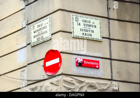 Les rues Mercaderes et Estafeta, célèbres rues par lesquelles les taureaux à San Fermin Banque D'Images