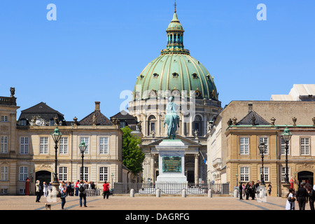 Les touristes à Copenhague, dans le Palais Royal Amalienborg ou cour avec dôme de l'église de marbre (Frederik's Church) derrière le Danemark à Copenhague Banque D'Images