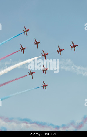 Neuf avions de la Royal Air Force britannique des flèches rouges aerobatic display team formation concorde à mesure qu'ils s'affichent. Banque D'Images