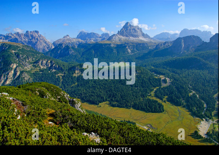 Vue de Monte Piano, Rautspitzen Katzenleitenkopf Schwalbenkofel,,, Tre Cime di Lavaredo et Zwoelferkofel, Italie, Dolomites Tyrol du Sud, Banque D'Images