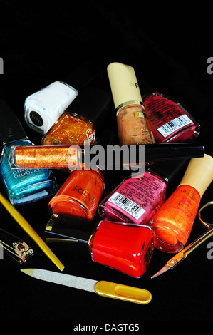 Trousse de manucure et de bouteilles de vernis à ongles sur un fond noir. Banque D'Images