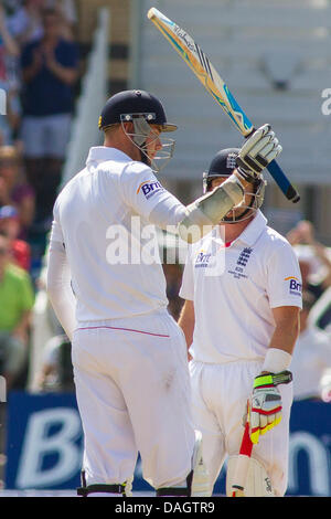 Nottingham, Royaume-Uni. Le 13 juillet, 2013. L'Angleterre Stuart large célèbre un demi-siècle durant quatre jours du premier test-match Investec cendres à Trent Bridge Cricket Ground le 13 juillet 2013 à Nottingham, Angleterre. Credit : Mitchell Gunn/ESPA/Alamy Live News Banque D'Images