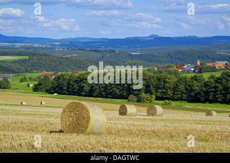 Champ de chaumes et de bottes de paille, vue de paysage de l'Eifel et Nuerburg en arrière-plan, l'Allemagne, Rhénanie-Palatinat, Hohe Eifel, Leudersdorf Banque D'Images