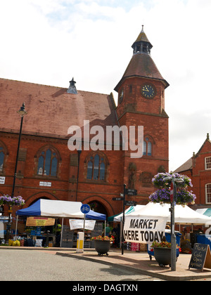 Bannière disant « marché ici aujourd'hui » dans le centre-ville de Sandbach, Cheshire Royaume-Uni Banque D'Images