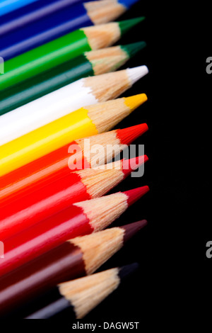 Crayons de couleur isolé sur fond noir Banque D'Images