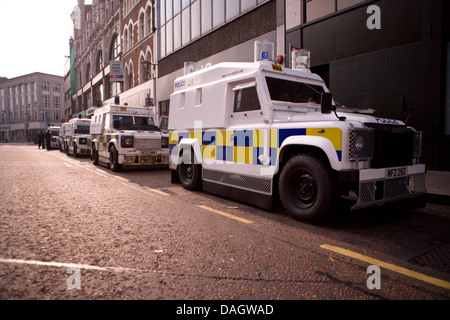 12 juillet 2013 Belfast, Royaume-Uni. Une ligne de Landrover PSNI avant la douzième Célébration Banque D'Images