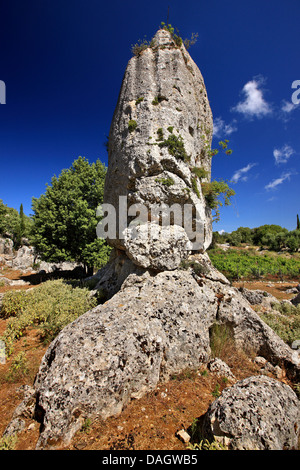 Le monolithe de Araklis (Hercules), la plus célèbre parmi les énormes monolithes de Anogi, Ithaca, île de la mer Ionienne, en Grèce. Banque D'Images