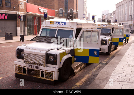 12 juillet 2013 Belfast, Royaume-Uni. Une ligne de landrovers PSNI avant la douzième Célébration Banque D'Images