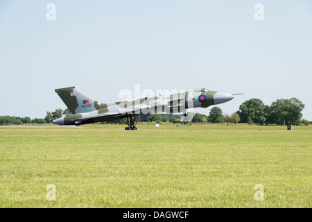 La guerre froide historique les bombardiers Avro Vulcan XH558 atterrit à RAF Waddington ayant terminé un affichage à l'Air Show 2013 Banque D'Images