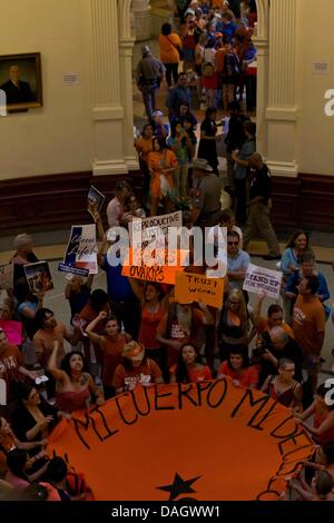 Austin, Texas, États-Unis. 12 juillet, 2013.Texas Sénat vote pour l'adoption définitive du projet de loi sur l'avortement au Texas, 19-11. Pro-vie et pro-choix assisté pour montrer leur soutien. Banque D'Images