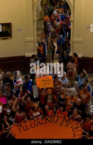 Austin, Texas, États-Unis. 12 juillet, 2013.Texas Sénat vote pour l'adoption définitive du projet de loi sur l'avortement au Texas, 19-11. Pro-vie et pro-choix assisté pour montrer leur soutien. Banque D'Images