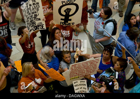 Austin, Texas, États-Unis. 12 juillet, 2013. Les manifestants lors de la formation de capital que le Texas Sénat vote pour l'adoption définitive du projet de loi sur l'avortement au Texas, 19-11. Pro-vie et pro-choix assisté pour montrer leur soutien. Crédit : Sandra Dahdah/ZUMAPRESS.com/Alamy Live News Banque D'Images