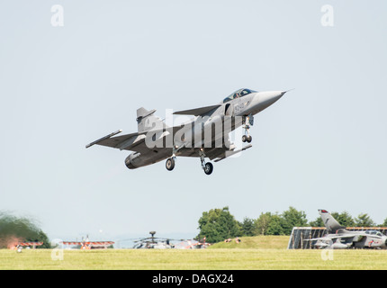 Saab Gripen JAS39C un avion de chasse de la Force aérienne tchèque prend son envol à l'affichage à l'Air Show 2013 Waddington Banque D'Images