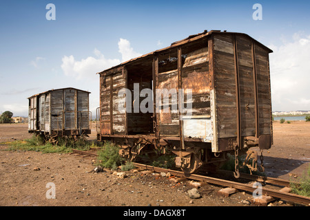 L'Afrique, l'Érythrée, Massawa, Tualud, ancienne gare, abandonné le matériel roulant Banque D'Images