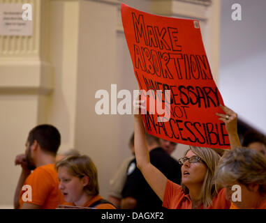 Austin, Texas, États-Unis. 12 juillet, 2013. Les manifestants lors de la formation de capital que le Texas Sénat vote pour l'adoption définitive du projet de loi sur l'avortement au Texas, 19-11. Pro-vie et pro-choix assisté pour montrer leur soutien. Crédit : Sandra Dahdah/ZUMAPRESS.com/Alamy Live News Banque D'Images