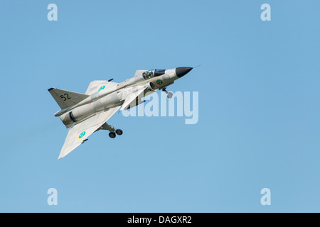 Le Suédois Saab 37 Viggen fighter historique des aéronefs d'attaque donne un excellent affichage à l'Airshow Waddington 2013 Banque D'Images