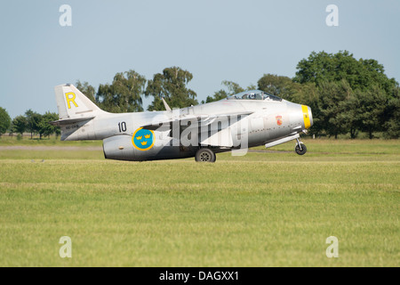 En avion de chasse suédois historique du Saab 29 Tunnan Flygande ou battant Baril atterrit à RAF Waddington à l'Airshow 2013. Banque D'Images