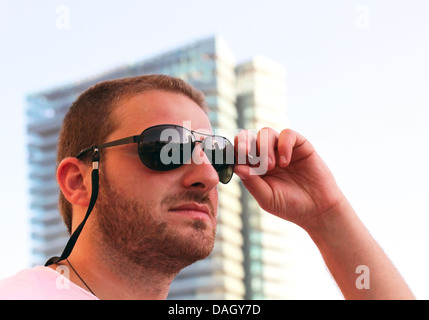 Jeune homme attrayant à la ville Banque D'Images