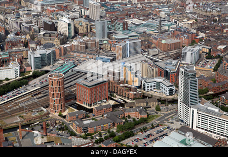 Vue aérienne du centre-ville de Leeds du sud-ouest donnant sur la rivière Aire vers Leeds City Station Banque D'Images