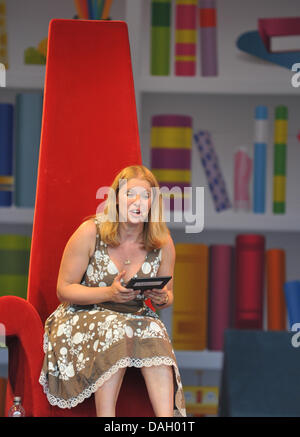 Trafalgar Square, Londres, Royaume-Uni, 13 juillet 2013. Auteur Marianne Levy se lit de l'un de ses livres à l'Ellie May Get 'Lecture' event à Trafalgar Square. Crédit : Matthieu Chattle/Alamy Live News Banque D'Images