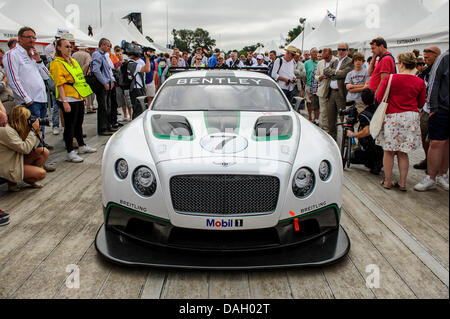 Chichester, UK. 12 juillet, 2013. La nouvelle Bentley Continental GT3 voiture de course est révélé au public pour la première fois au cours de la 1re journée de l'édition 2013 du Goodwood Festival of Speed dans le parc de Goodwood House. Credit : Action Plus Sport/Alamy Live News Banque D'Images