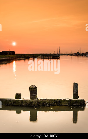 Songe d'un coucher de soleil sur l'estuaire de la rivière Blyth à Walberswick dans Suffolk - Angleterre. Banque D'Images