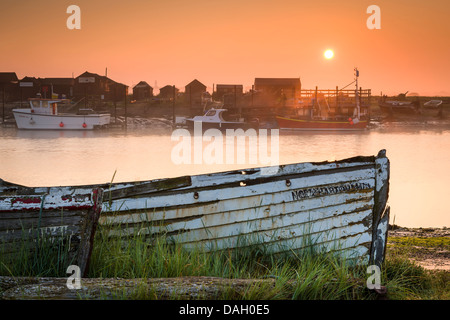 Le soleil se lève sur deux depuis longtemps oublié des bateaux sur la rive de l'estuaire de la rivière Blyth à Walberswick, Suffolk - Angleterre. Banque D'Images