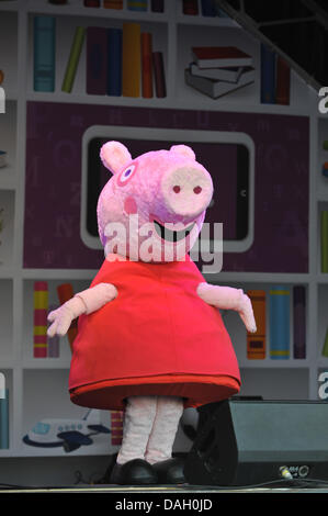 Trafalgar Square, Londres, Royaume-Uni, 13 juillet 2013. Peppa Pig fait une apparition à la demande d'événement La Lecture" à Trafalgar Square. Crédit : Matthieu Chattle/Alamy Live News Banque D'Images