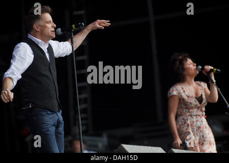 Balado, Kinross, Scotland, UK, Samedi 13 Juillet, 2013.Ricky Ross et Lorraine McIntosh de Deacon Blue jouant la scène principale à T in the Park 2013, le festival de musique de trois jours est maintenant à sa 20e année. Credit : drew farrell/Alamy Live News Banque D'Images